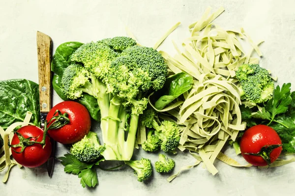 Ingredientes para cocinar pasta vegetariana verde —  Fotos de Stock