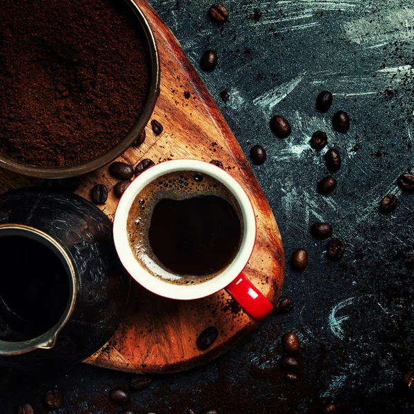 Türkische Kaffeemaschine, Tasse mit heißem Espresso — Stockfoto