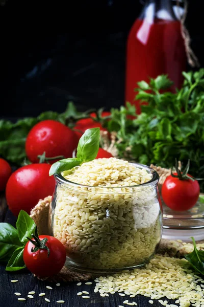 Italské Těstoviny nevařené riso nebo těstovinová rýže — Stock fotografie