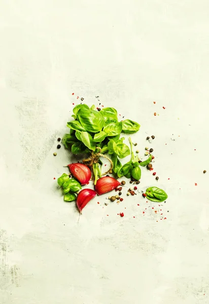 Grünes Basilikum, Knoblauch, Salz und Pfeffer — Stockfoto