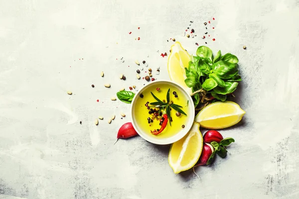Condimento d'insalata con basilico, olio d'oliva, aglio, limone e spezie — Foto Stock