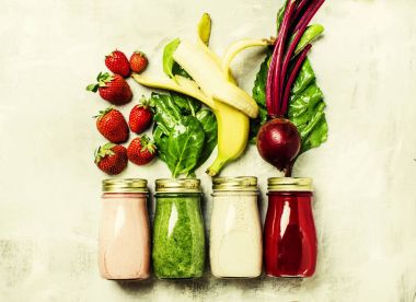 Çok renkli smoothies cam şişelerde
