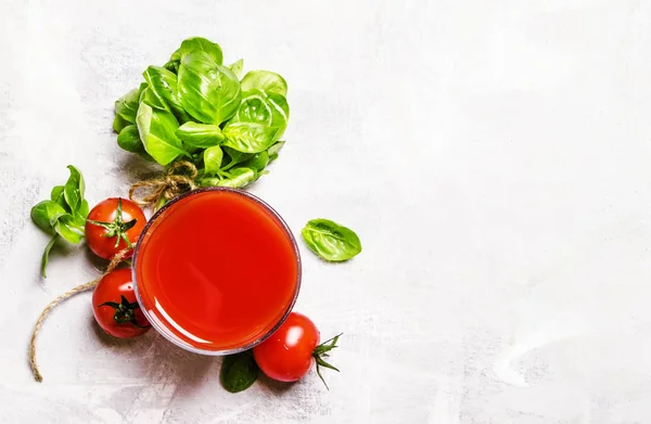 Sok pomidorowy z bazylią zielony i przyprawy — Zdjęcie stockowe
