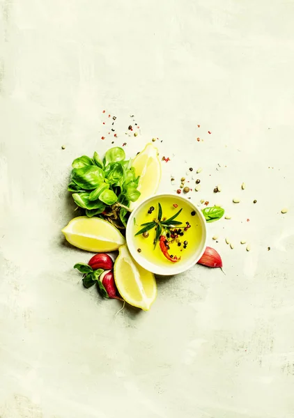 Σαλάτα με βασιλικό, ελαιόλαδο, σκόρδο, λεμόνι και μπαχαρικά — Φωτογραφία Αρχείου