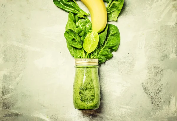 Espinafre e batido verde banana — Fotografia de Stock