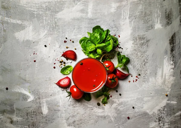 緑のバジルとスパイスとトマト ジュース — ストック写真