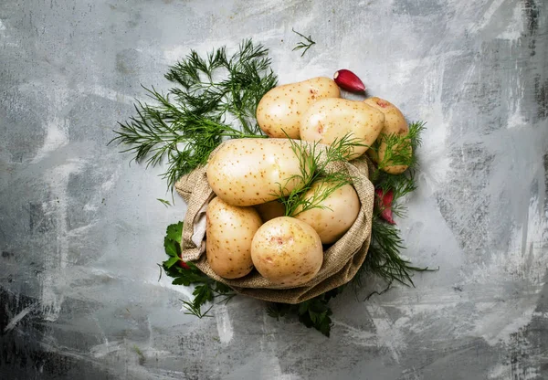 Batatas frescas em um saco de lona — Fotografia de Stock