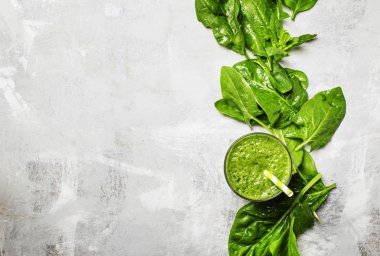 Ispanak ve yeşil sebze ve meyve kokteyl