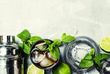 Alkollü kokteyl ROM, cola, buz ve nane ile