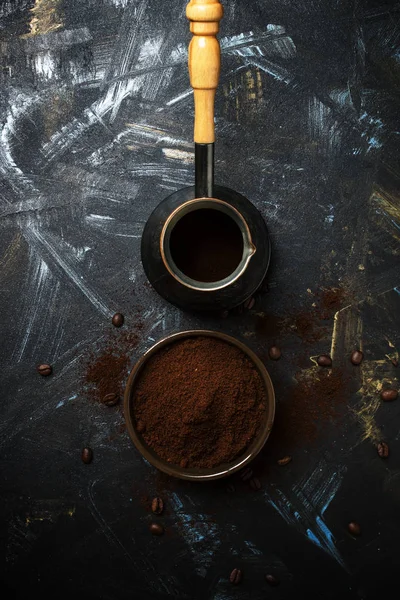 Кофе и кофеварка Ground — стоковое фото
