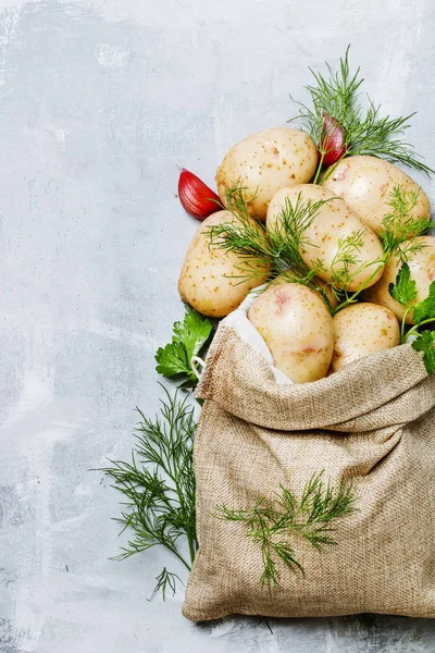 Rauwe aardappelen in een linnen tas — Stockfoto