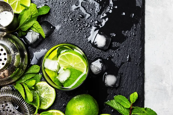 Інгредієнти для приготування алкогольного літнього коктейлю — стокове фото