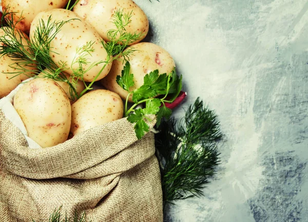 Batatas cruas em um saco de linho — Fotografia de Stock