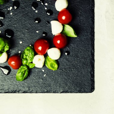 Siyah taş tepsi Caprese salatası