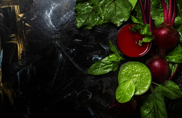 Batidos desintoxicantes de remolacha cruda y espinacas — Foto de Stock