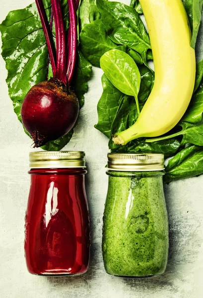 Detox-Smoothies aus rohem Gemüse und Obst — Stockfoto