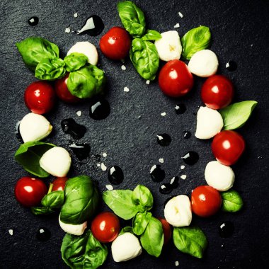 Siyah taş tepsi Caprese salatası