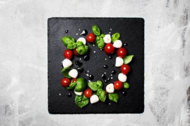 Siyah taş tepsi Caprese salatası