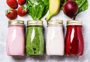 Çok renkli suları ve smoothies