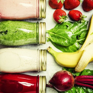 Çok renkli suları ve smoothies