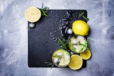 Yaz kokteyl limon, biberiye ve buz ile