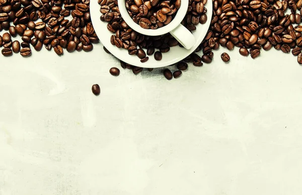 Жареные кофейные зерна в белой чашке — стоковое фото