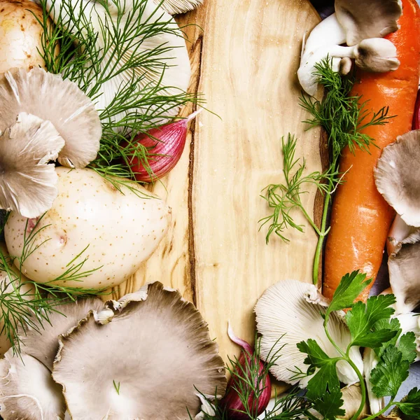 Legumes frescos, cogumelos e ervas — Fotografia de Stock