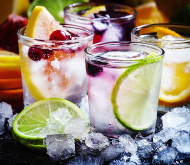 Buz ile soğuk narenciye su