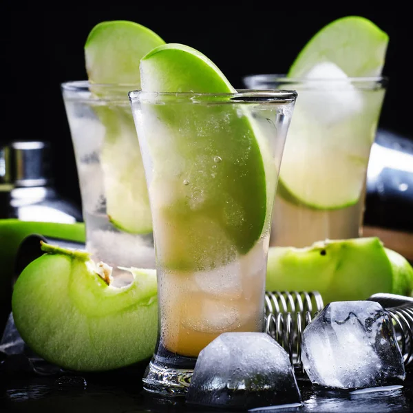 Cocktail withgreen apple — Stockfoto