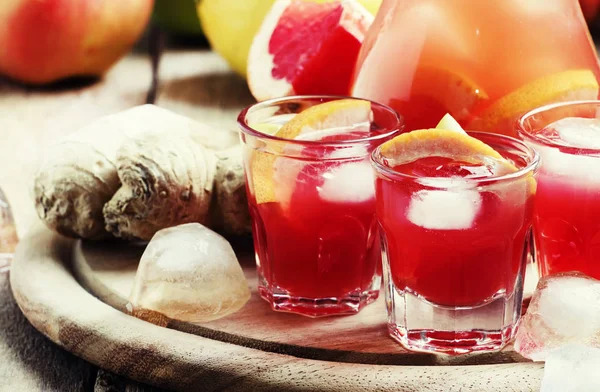 Cocktail di ghiaccio rosso con pompelmo — Foto Stock