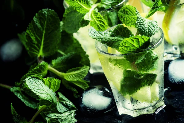 Cóctel con vodka, menta, limón y hielo — Foto de Stock