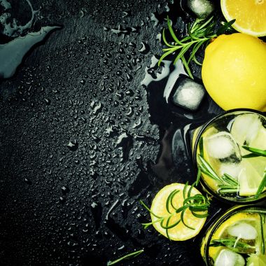 Rosemary ile kokteyl limon