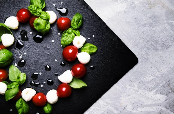 Caprese salatası, yemek arka plan — Stok fotoğraf