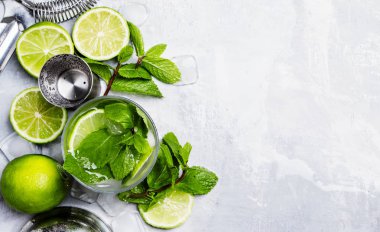 Mojito kokteyl limon, nane ve buz ile 