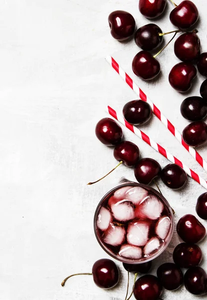 Cóctel rojo con cereza dulce y hielo —  Fotos de Stock