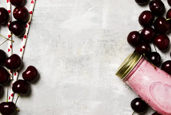 Kirsch-Milchshake mit Beeren, Lebensmittelhintergrund — Stockfoto