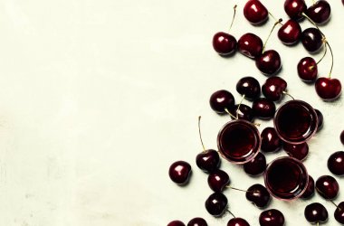 Kiraz likörü ve taze kiraz