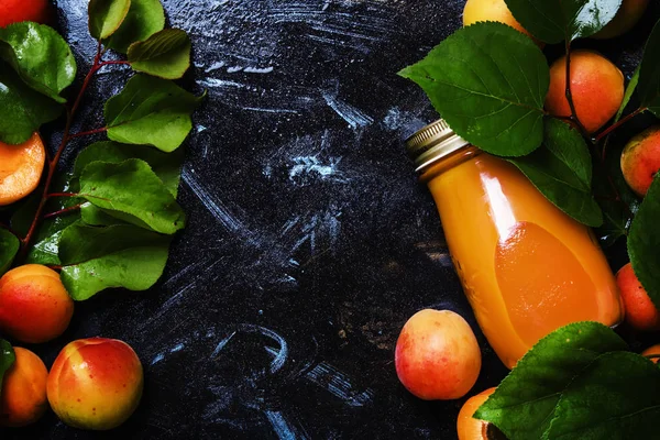 Batido de albaricoque en botella y fruta fresca — Foto de Stock