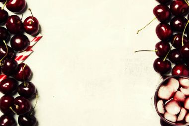 Buz ile soğuk vişne suyu,