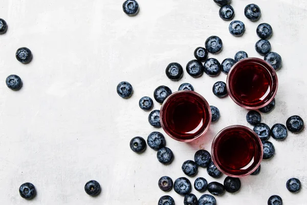 Homemade blueberries liqueur and fresh berries — Stock Photo, Image