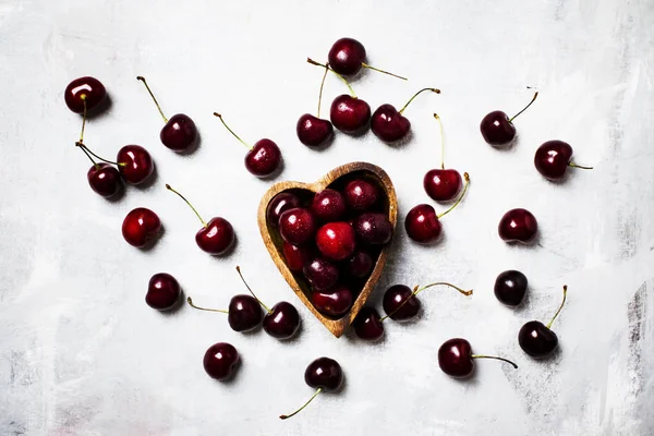 Cerises douces fraîches dans un bol en bois — Photo