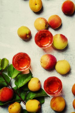 Ev yapımı kayısı likörü ve taze meyve