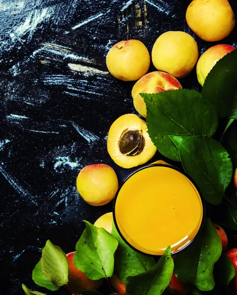 Jus d'abricot et fruits frais — Photo