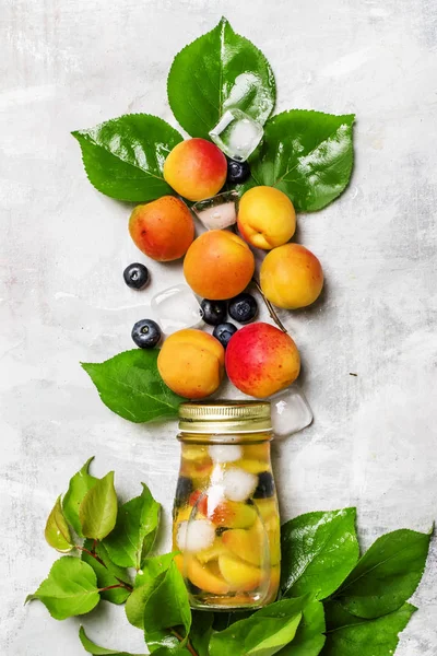 Chá de frutas geladas com damasco — Fotografia de Stock