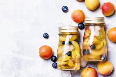 Buz yaz çay taze kayısı, yaban mersini ve buz küpleri ile