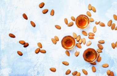 Mavi zemin üzerine fındık ile badem likörü