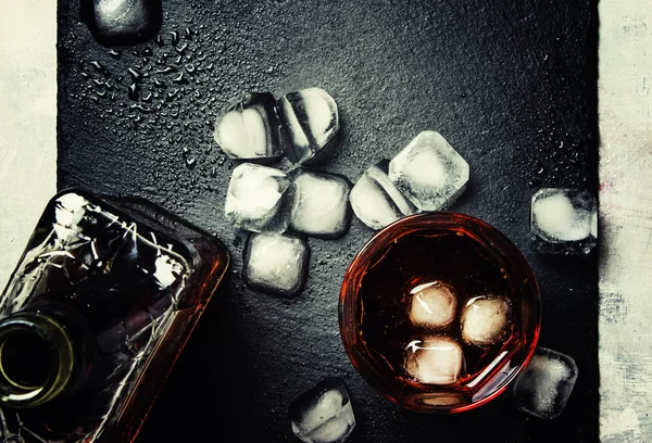 Whisky frío con hielo — Foto de Stock
