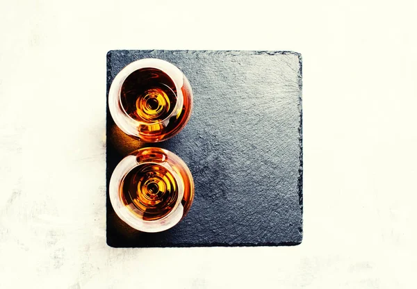 Brandy laseissa, ylhäältä — kuvapankkivalokuva