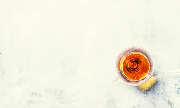 Cognac pada latar belakang abu-abu — Stok Foto