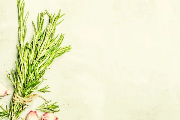 Taze biberiye ve pembe taze sarımsak 